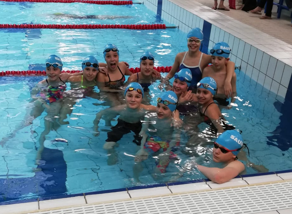 groupe de nageurs dans l'eau